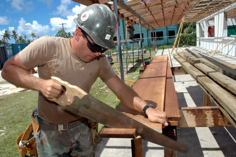 charpentier-SERANON-min_worker_construction_building_carpenter_male_job_build_helmet-893290